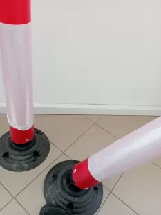 Słupek parkingowy blokujący SPRINTBACK | PCV, 75 cm, na stopie, uchylny